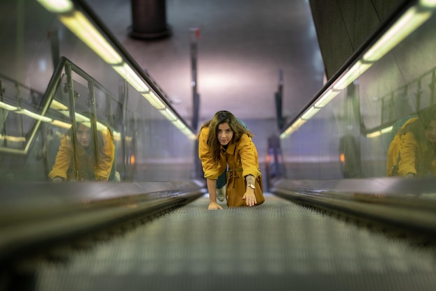 Foto vista de ángulo alto de una mujer joven en la escalera mecánica