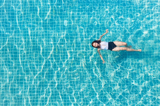 Foto vista de ángulo alto de una mujer nadando en la piscina