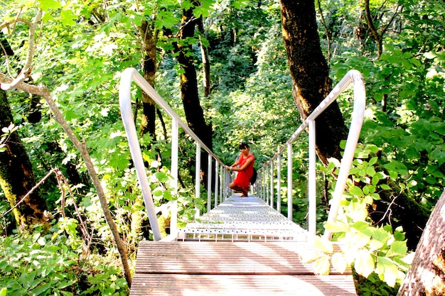 Vista de ángulo alto de una mujer de pie en una escalera metálica