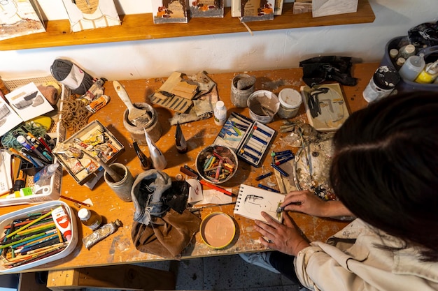 Foto vista de ángulo alto de la mujer de pie en la mesa