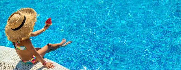 Foto vista en ángulo alto de una mujer en la piscina