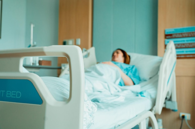 Foto vista de ángulo alto de una mujer sentada en la cama en casa