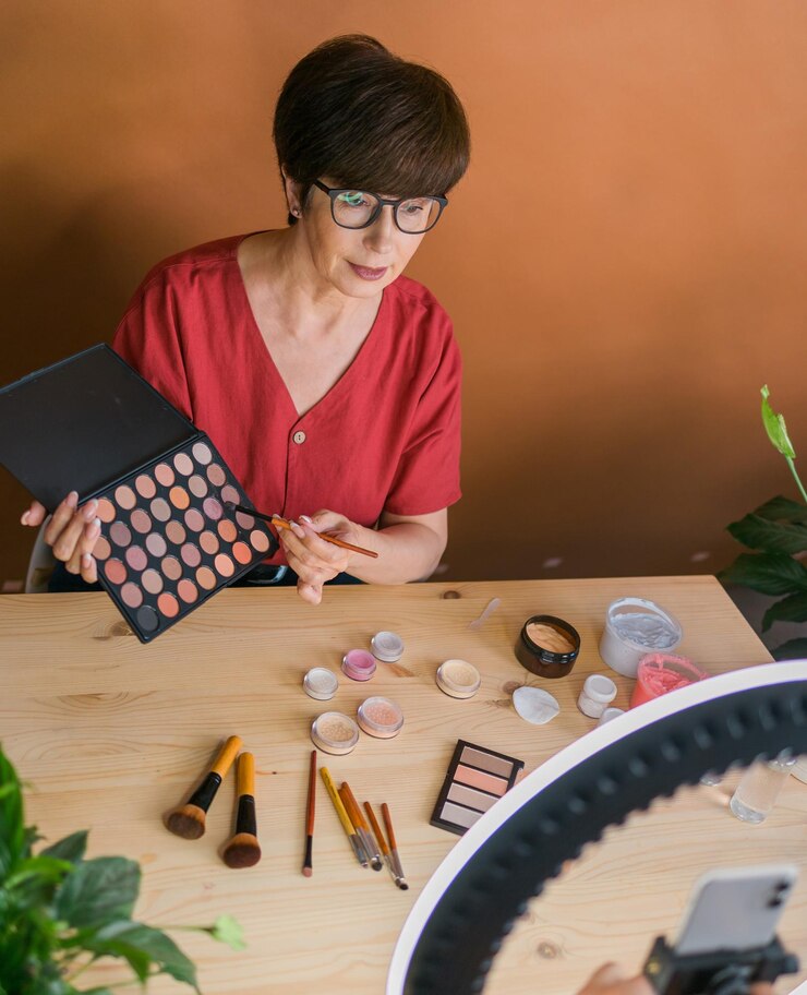 Foto vista de ángulo alto de la mujer sentada en la mesa