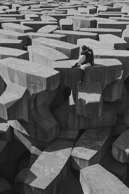 Foto vista de ángulo alto de una mujer sentada en las rocas