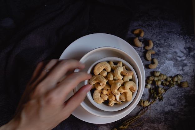 Foto vista de ángulo alto de una mujer sosteniendo comida