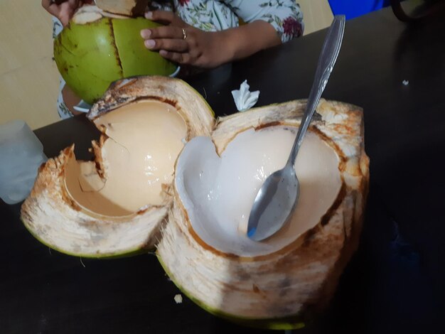 Foto vista de ángulo alto de una mujer sosteniendo helado