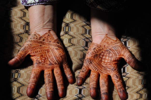 Foto vista en ángulo alto de una mujer con tatuaje de henna