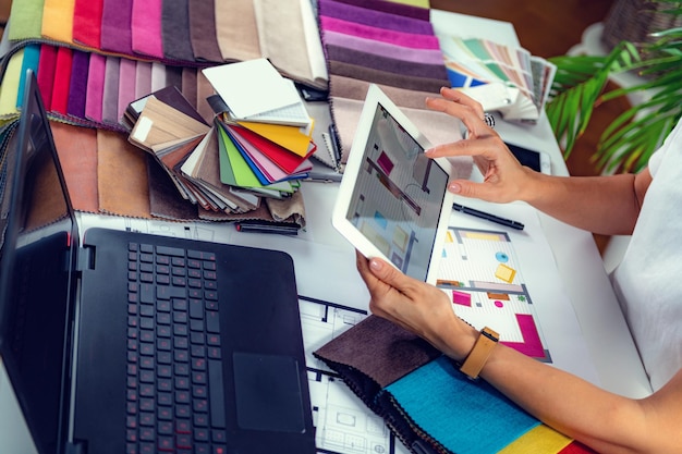 Foto vista de ángulo alto de una mujer usando una computadora portátil en la mesa