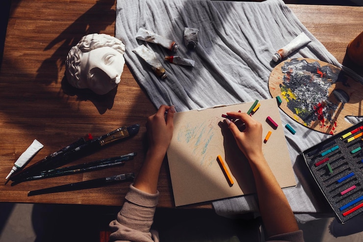 Foto vista de ángulo alto de una mujer usando una tableta digital
