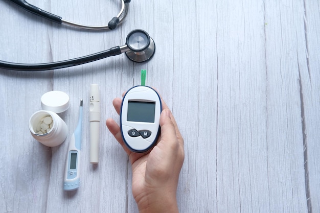 vista en ángulo alto de mujeres que sostienen herramientas de medición para diabéticos