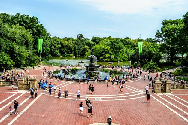 Foto vista de ángulo alto de la multitud en el parque contra el cielo