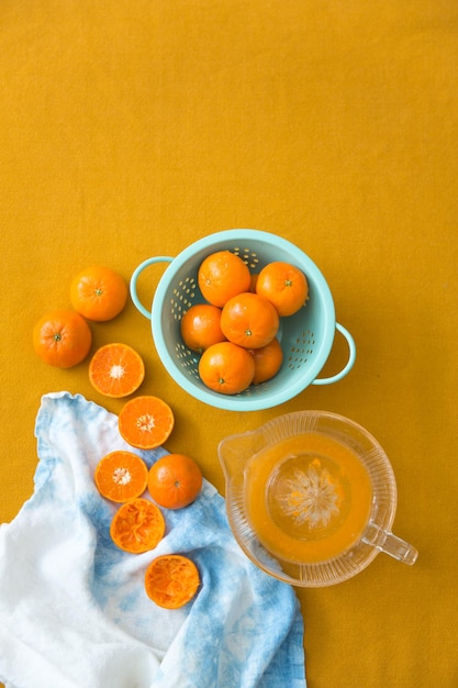 Foto vista de ángulo alto de la naranja en el cuenco en la mesa