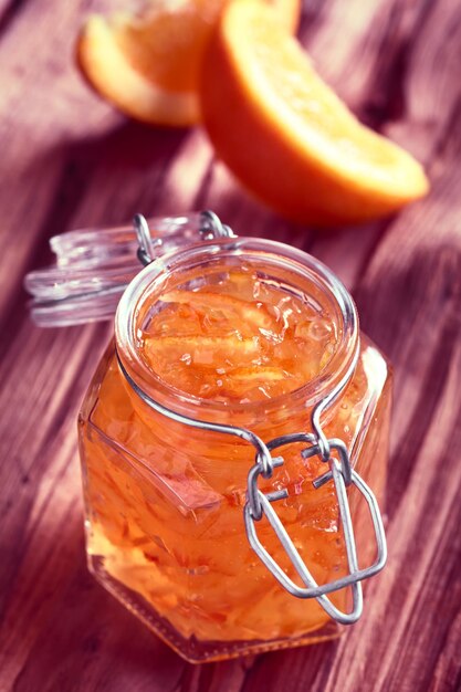 Foto vista de ángulo alto de naranja en frasco en la mesa