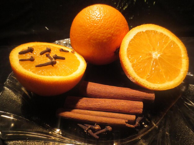 Foto vista de ángulo alto de naranja en la mesa