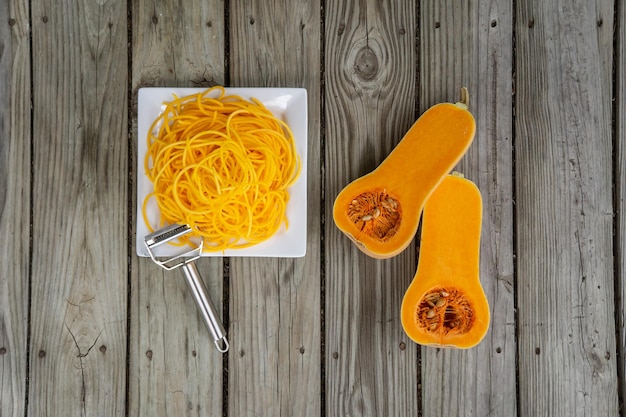 Foto vista de ángulo alto de naranja en la mesa