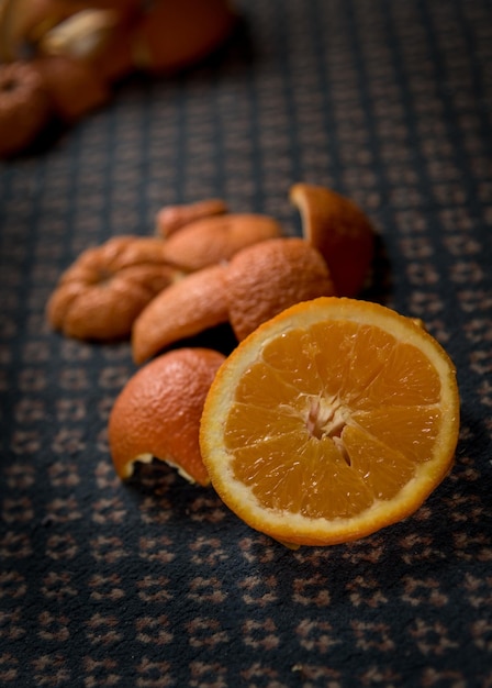 Foto vista de ángulo alto de naranja en la mesa