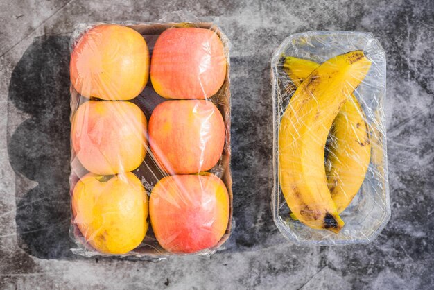 Foto vista de ángulo alto de naranjas contra un fondo blanco