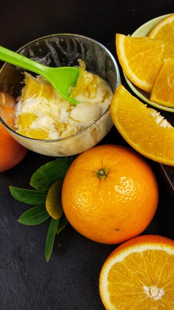 Foto vista de ángulo alto de las naranjas en el cuenco