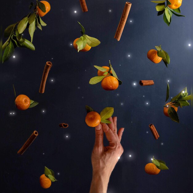 Foto vista de ángulo alto de las naranjas en la mano