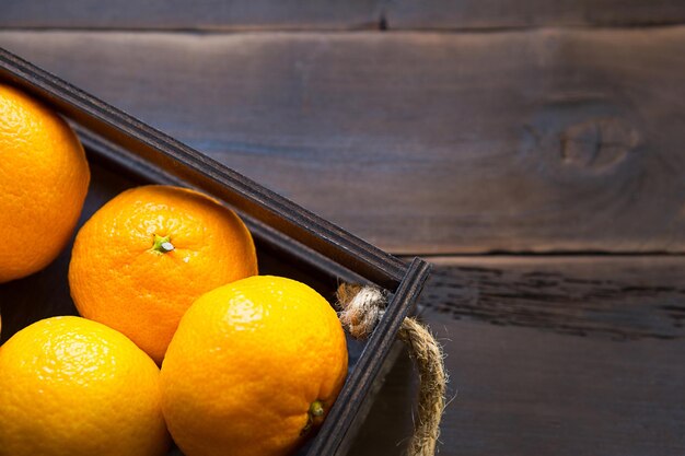 Foto vista de ángulo alto de las naranjas en la mesa