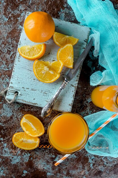 Foto vista de ángulo alto de las naranjas en la mesa