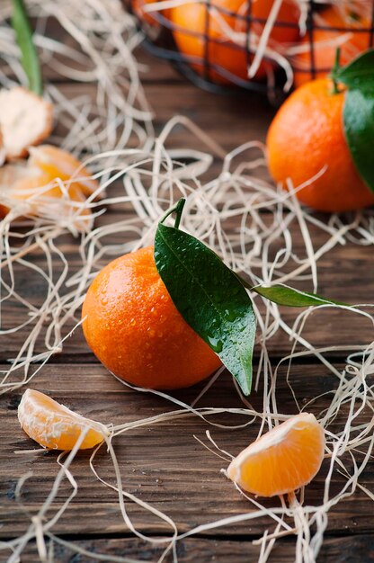 Foto vista de ángulo alto de las naranjas en la mesa