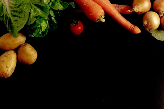 Foto vista de ángulo alto de naranjas sobre fondo negro