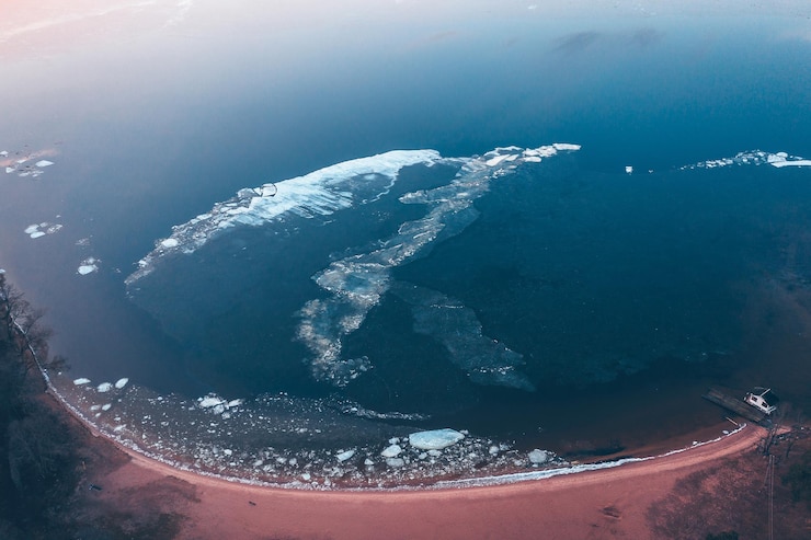 Foto vista en ángulo alto de la nieve en el mar