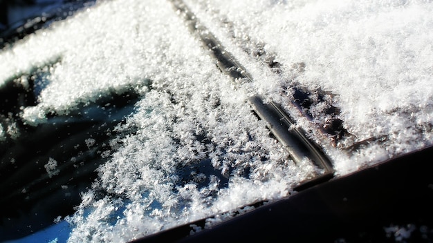 Foto vista en ángulo alto de la nieve en el parabrisas del automóvil