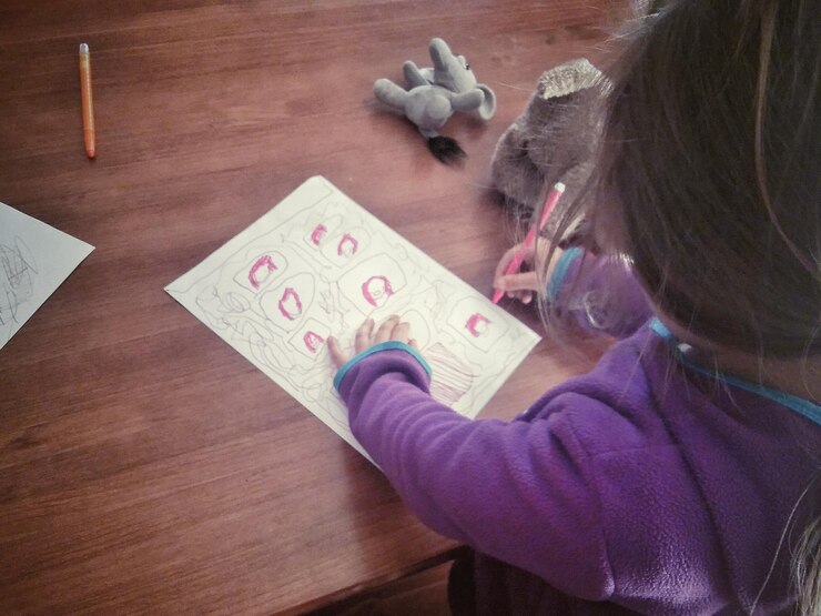 Foto vista de ángulo alto de una niña dibujando en papel
