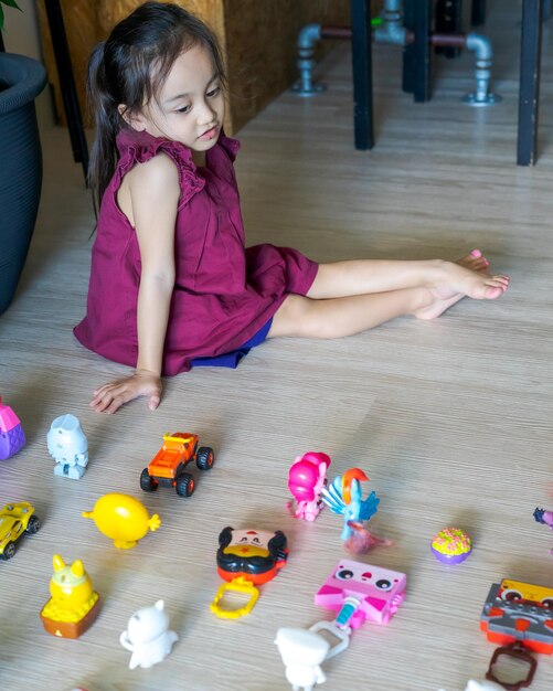 Foto vista de ángulo alto de una niña jugando con juguetes en casa