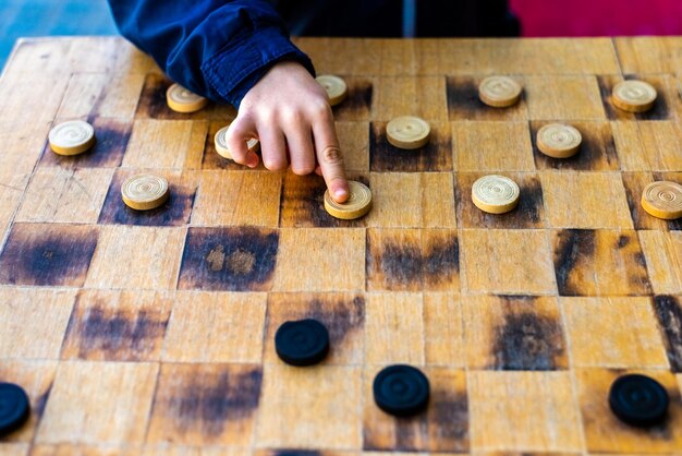 Foto vista de ángulo alto de un niño jugando a un juego de mesa en la mesa