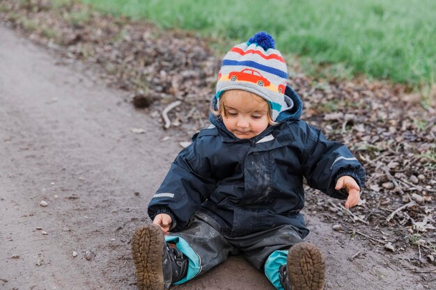 Foto vista de ángulo alto de un niño lindo en la nieve