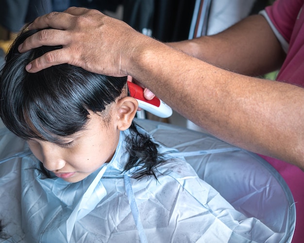 Foto vista de ángulo alto de un niño sentado en casa