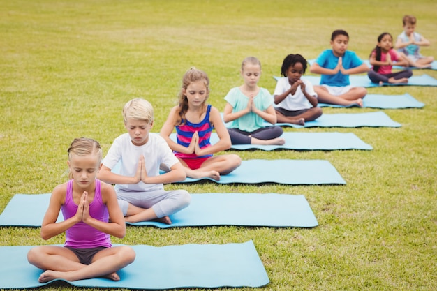 Vista de ángulo alto de niños haciendo yoga