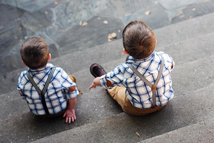 Foto vista de ángulo alto de niños sentados en escalones