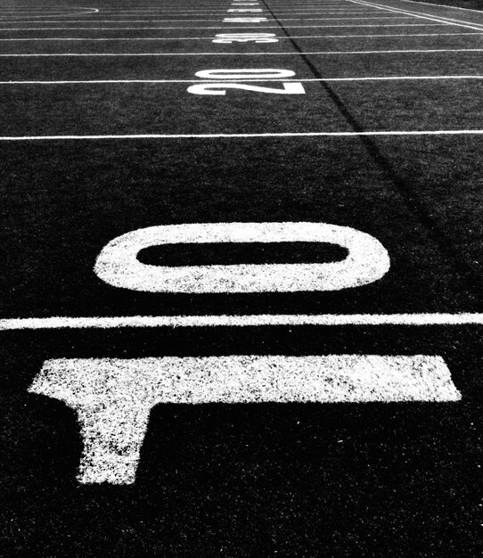 Foto vista de ángulo alto de los números en la pista deportiva