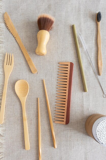 Foto vista de ángulo alto de objetos de madera en la mesa