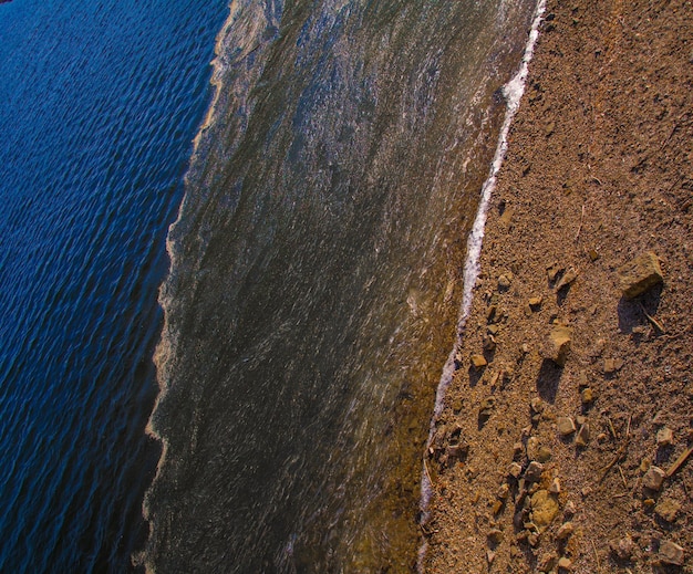 Foto vista en ángulo alto de las olas en la playa