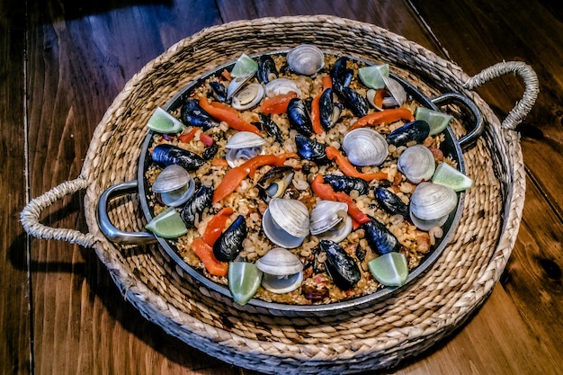 Vista de ángulo alto de la paella servida en una sartén en la mesa