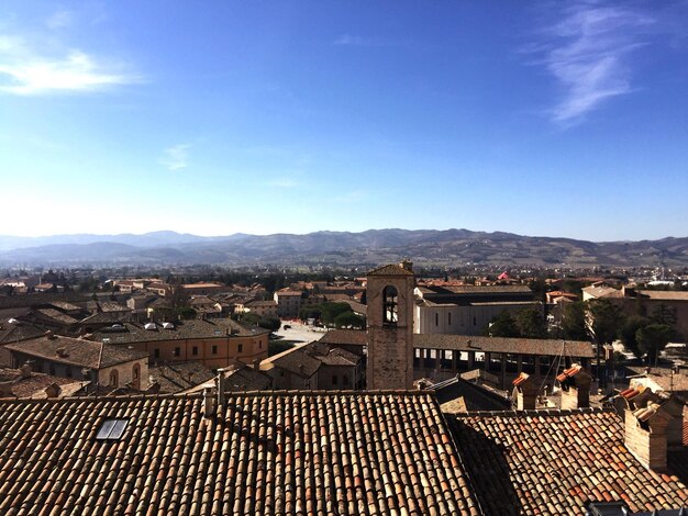 Vista de ángulo alto del paisaje de la ciudad contra el cielo azul