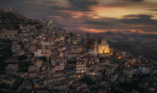 Vista de ángulo alto del paisaje de la ciudad contra el cielo nublado durante la puesta de sol