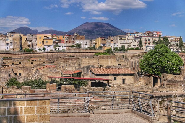 Foto vista de ángulo alto del paisaje de la ciudad contra un cielo nublado