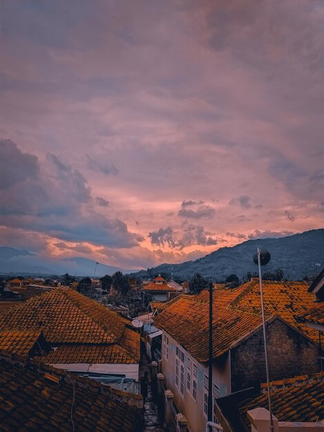 Foto vista de ángulo alto del paisaje de la ciudad contra el cielo durante la puesta de sol