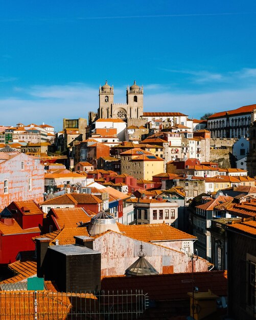 Vista de ángulo alto del paisaje de la ciudad contra el cielo