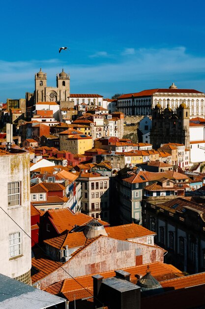 Vista de ángulo alto del paisaje de la ciudad contra el cielo