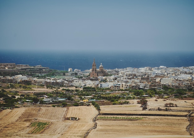 Vista de ángulo alto del paisaje de la ciudad contra el cielo