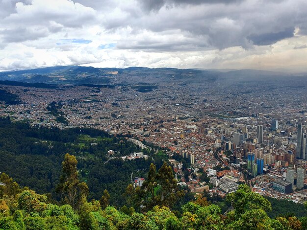 Vista de ángulo alto del paisaje de la ciudad contra el cielo