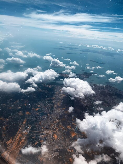 Foto vista de ángulo alto del paisaje nublado contra el cielo