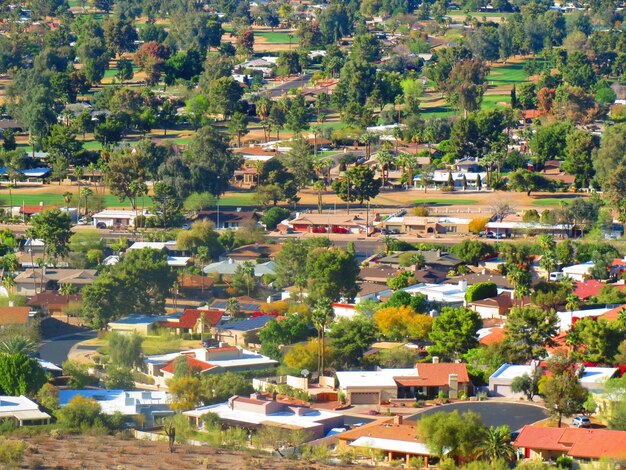 Foto vista en ángulo alto del paisaje urbano contra los edificios